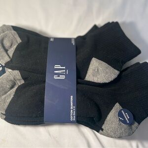 GAP Men's Black and Gray Cotton Quarter Socks. Cushioned heel. Size 6-12. NWT
